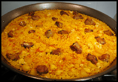 La paella de costillas de cerdo y coliflor es un plato tradicional valenciano que destaca por el contraste entre la melosidad de la carne y el toque dulce y tostado de la coliflor.