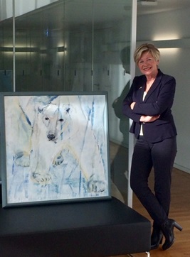 Das Foto zeigt Barbara Dreisbach mit einem ihrer Lieblingsbilder: Eisbär