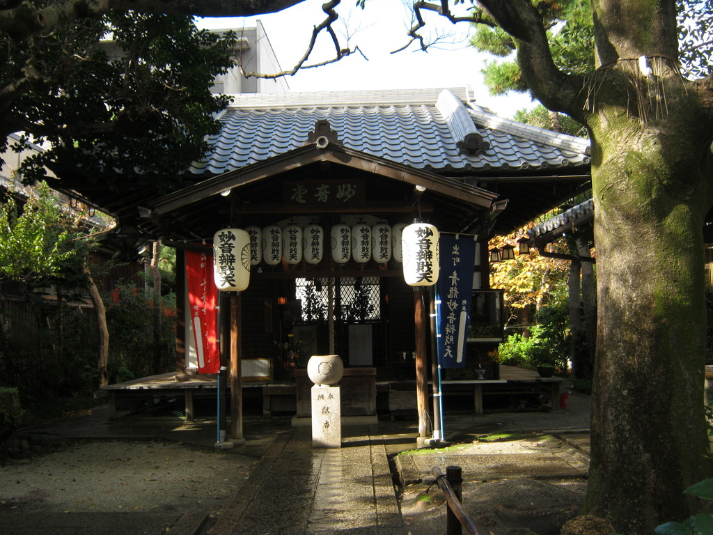 出町柳西岸の妙音弁財天。Myoon Benzaiten shrine at Demachiyanagi