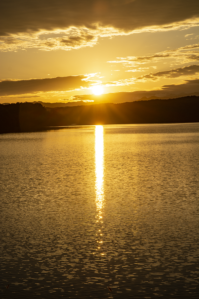夕陽に照らされた湖面