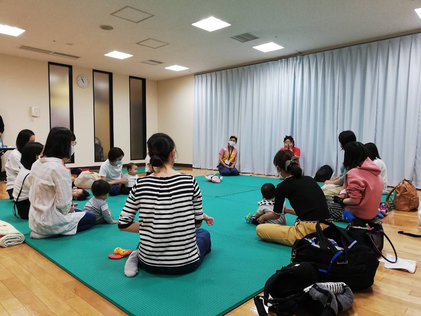 大津市子ども家庭相談室と共催の 「親子で楽しむリラクゼーション」　 10月は０歳児親子対象で開催しました。
