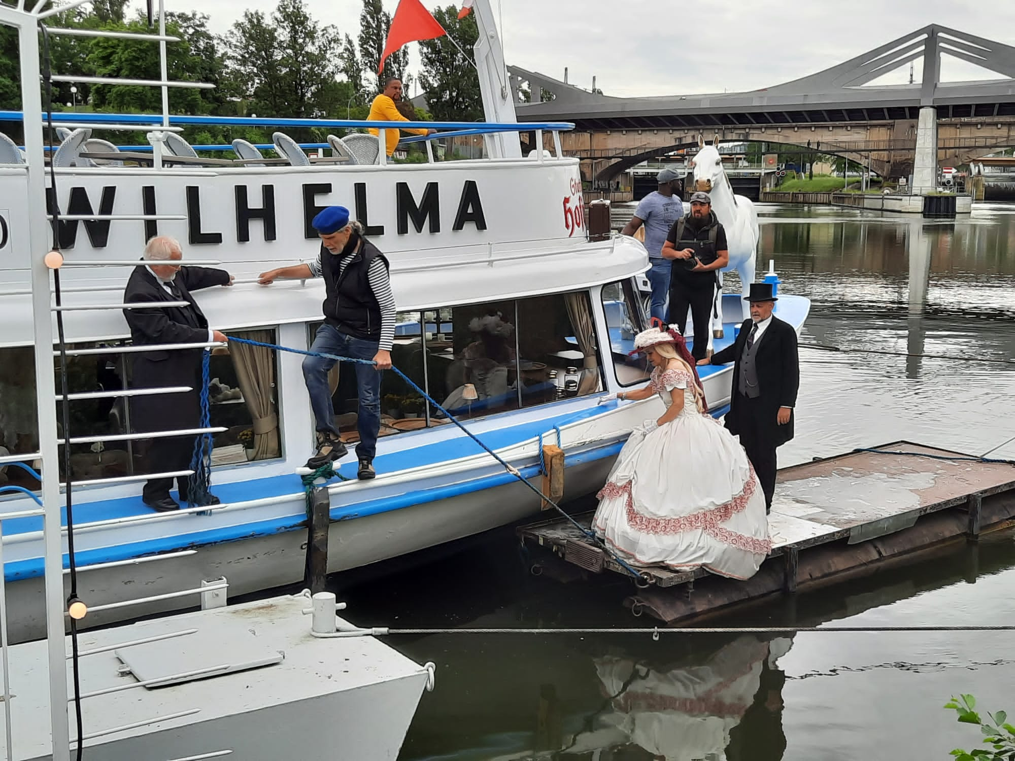 auf ein Flaches Floß und zurück aufs Schiff