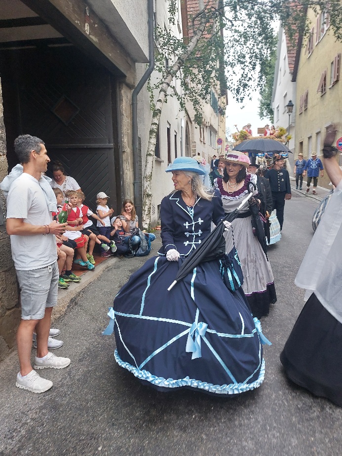 die Kinder in der Toreinfahrt warten jedes Jahr auf uns - es gibt Gummibärchen