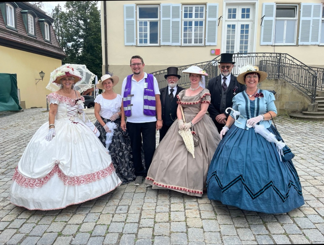 Birgit und Volker die den Eingang bewachen