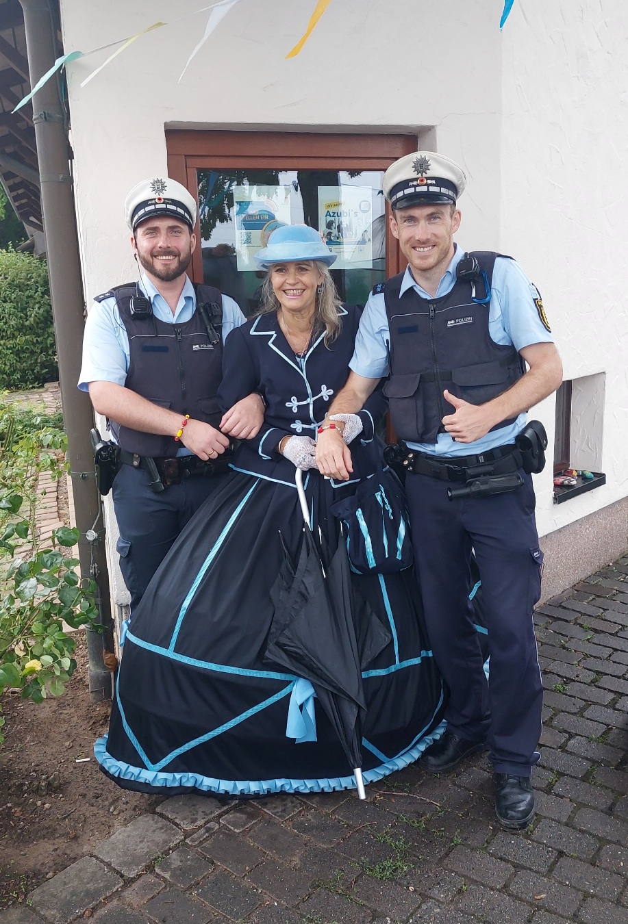 und die beiden Herren von der Polizei, die unbedingt ein Armbändchen haben wollten