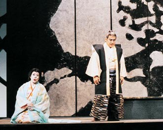 父、慈兵衛流門(ジェルモン)は、美穂麗多(ヴィオレッタ)に息子・春普麗徒(アルフレード)から身を引くように申し入れます。