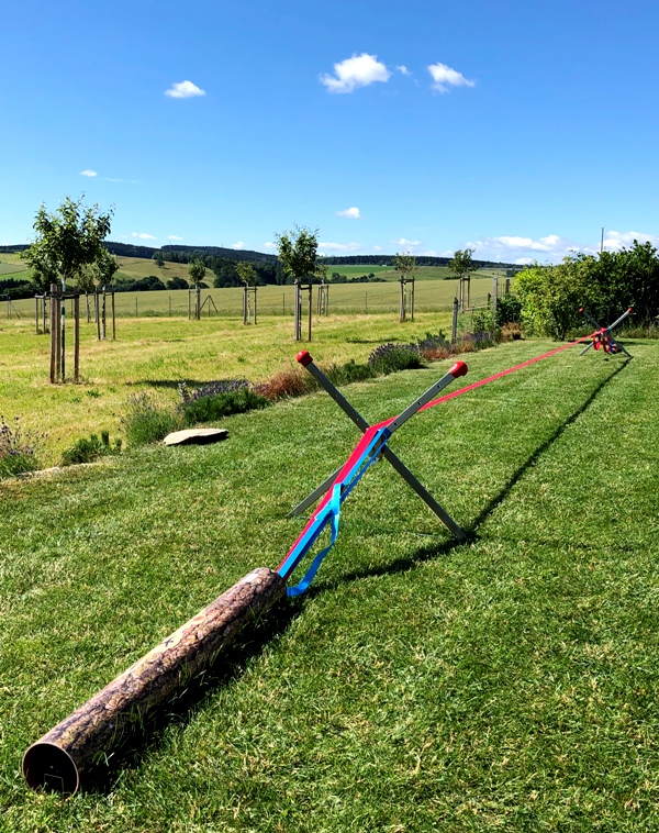 Bewertung 2020-07-02: Nach langem Überlegen haben wir uns für das No-Tree-Slackline-Ankerset entschieden und sind begeistert... Wir hatten uns schon tiefe Löcher buddeln sehen, Beton einfüllen uns so weiter. Super, dass uns diese Arbeit erspart blieb! 