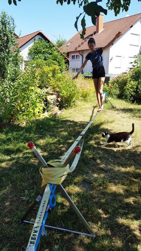 Bewertung 2018-07-01: Wir haben in unserem Garten keine großen Bäume, um die Slack-Line aufzubauen. Deshalb haben wir uns für die NoTreeSlack-Version entschieden (nach reiflicher Überlegung, da es ja wirklich viel Geld ist...). Wir waren sehr gespannt....