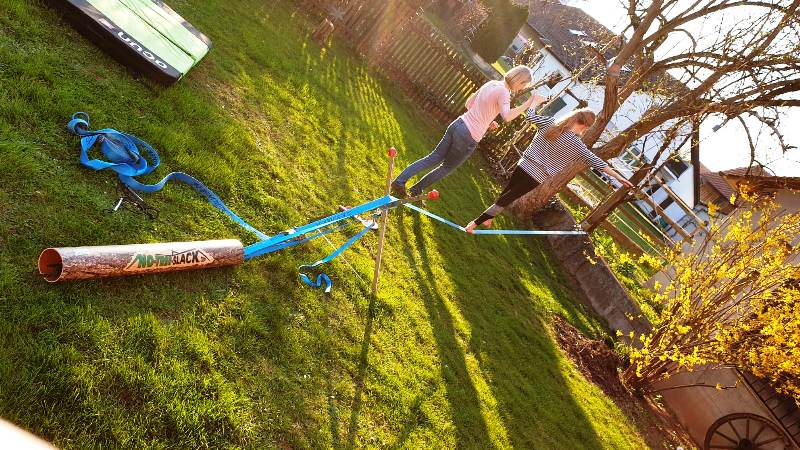 Bewertung 2019-04-02: Anfangs skeptisch wegen des Preises, aber letztlich extrem froh, dies hier gefunden zu haben. Einfach aufzubauen (10 Minuten), hält super im Boden und in 5 Minuten wieder abgebaut. Material ist hochwertig und bis ins kleinste Det...