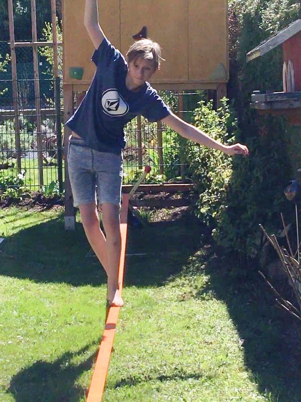 Bewertung 2019-04-29: Wir haben große Freude mit der Slackline. Mit der Youtube Anleitung ist das System schnell aufgebaut. Die verwendeten Materialien sind von hoher Qualität. Eine super Lösung, für Plätze ohne alten Baumbestand.