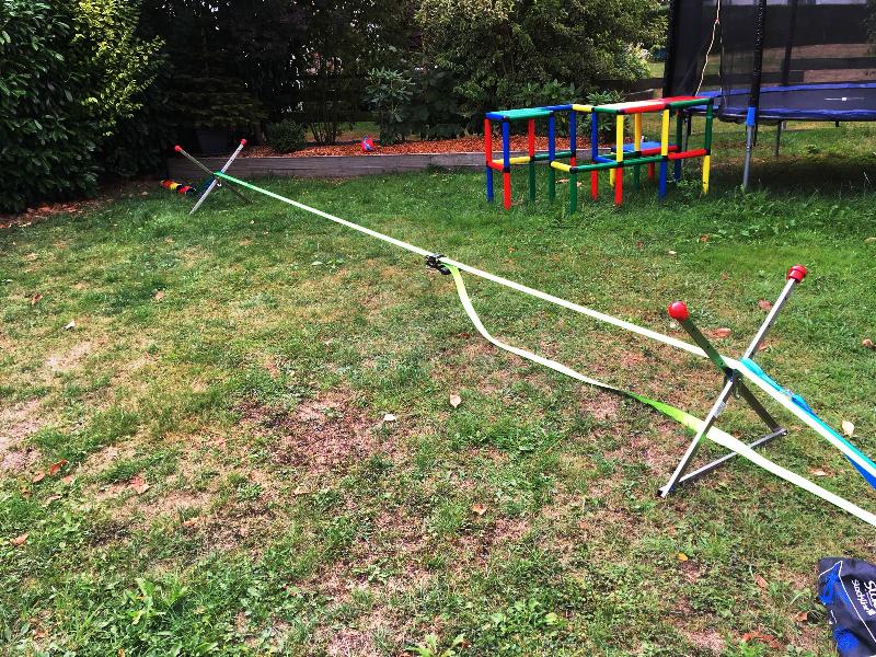 Bewertung 2018-08-27: Der Aufbau ging einwandfrei u die Teile machen einen sehr wertigen Eindruck. Alles hat direkt gepasst. Die Physio unseres 3,5 jährigen Sohnes hat uns zur Slackline geraten u er hat schon nach den ersten Versuchen einen heiden Spaß...