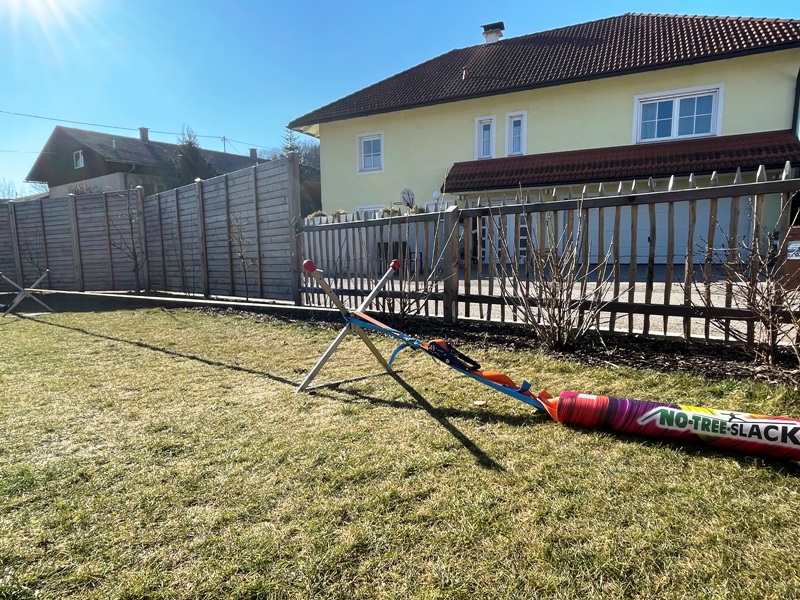 Bewertung 2021-03-01: "Das No-Tree-Slack Konzept ist sensationell. Der Aufbau unkompliziert, rasch und einfachst. Nach wenigen Minuten kann man bereits seine ersten Schritte auf der Slackline versuchen. Ein Traum für die gesamte Familie. Wir nutzen sie...
