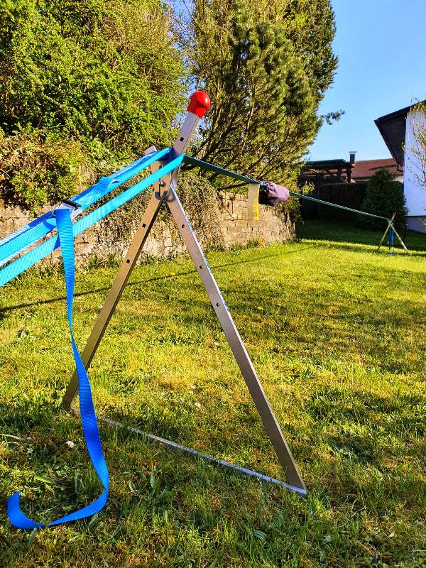 Bewertung 2020-04-15: ...Wenn man die Höhe der Slackline verstellen möchte, muss diese nicht komplett abgebaut werden... Der Aufbau war easy und konnte von meiner 16jährigen Tochter gut alleine bewältigt werden...