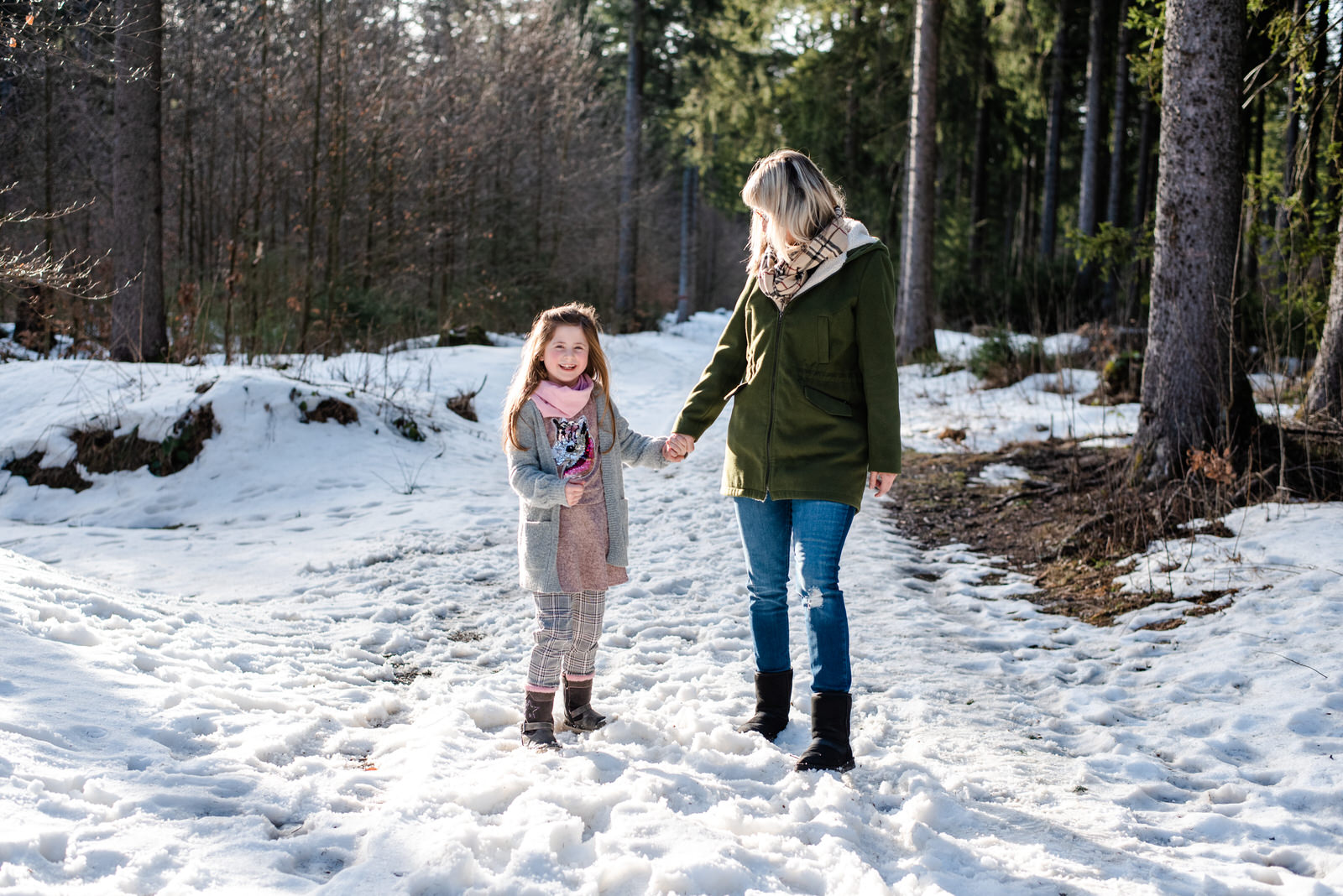 Kinderfotos im Schnee in der Nähe von Schwarzenberg, Aue und Annaberg-Buchholz, Kinder Fotoshooting im Winter mitten in Sachsen im Erzgebirge