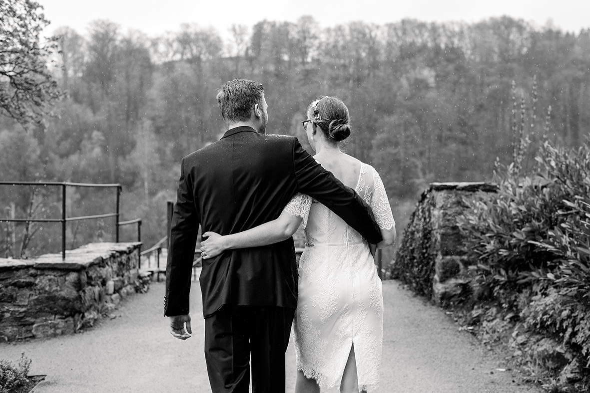 Hochzeit auf Schloss Schwarzenberg im Erzgebirge, Hochzeitsfotos im Regen, Hochzeitsfotograf in Sachsen