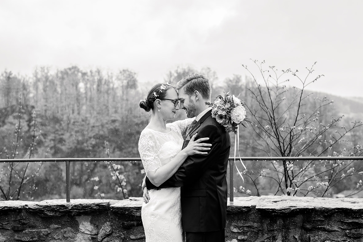 Hochzeit auf Schloss Schwarzenberg im Erzgebirge, Hochzeitsfotos im Regen, Hochzeitsfotograf in Sachsen