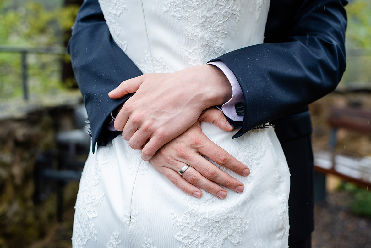 Hochzeit auf Schloss Schwarzenberg im Erzgebirge, Hochzeitsfotos im Regen, Hochzeitsfotograf in Sachsen