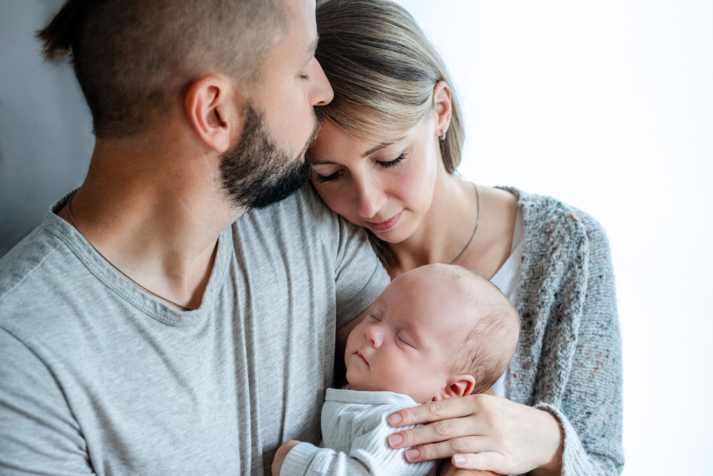 Natürliche Babyfotos bei euch zuhause im Leipziger Land in Leipzig, Markkleeberg, Borna, Zwenkau, Grimma, Taucha, Halle Saale, Babyshooting Homestory, liebevolle Neugeborenenfotos in den eigenen vier Wänden 