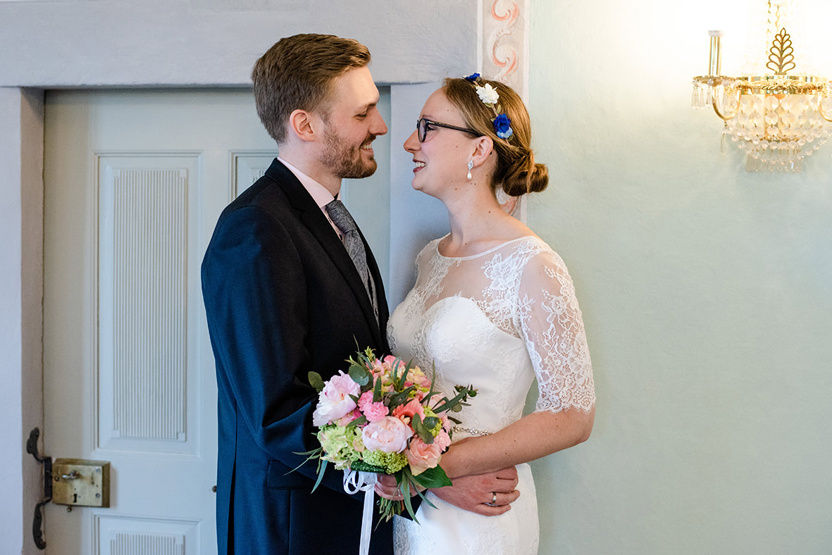 Hochzeit auf Schloss Schwarzenberg im Erzgebirge, Hochzeitsfotos im Regen, Hochzeitsfotograf in Sachsen