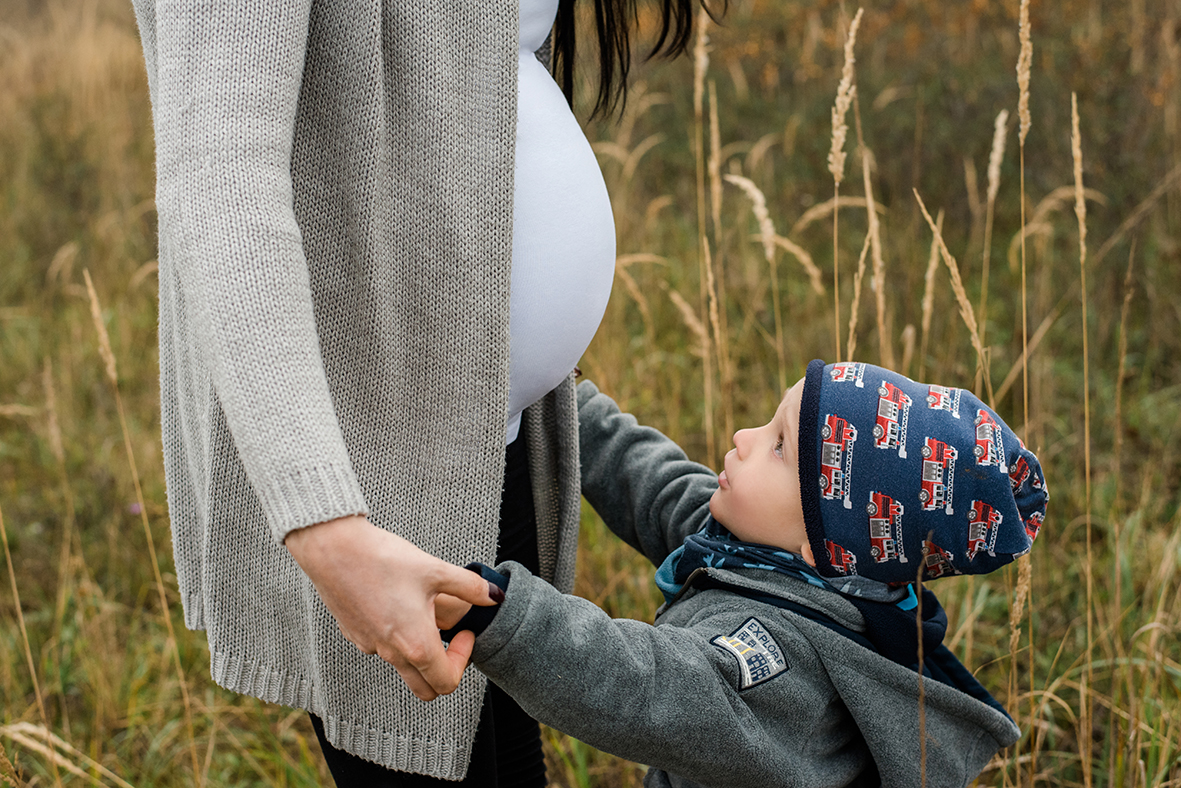 Babybauchfotos am See in Merseburg bei Halle und Leipzig - natürliche Babybauchfotografie