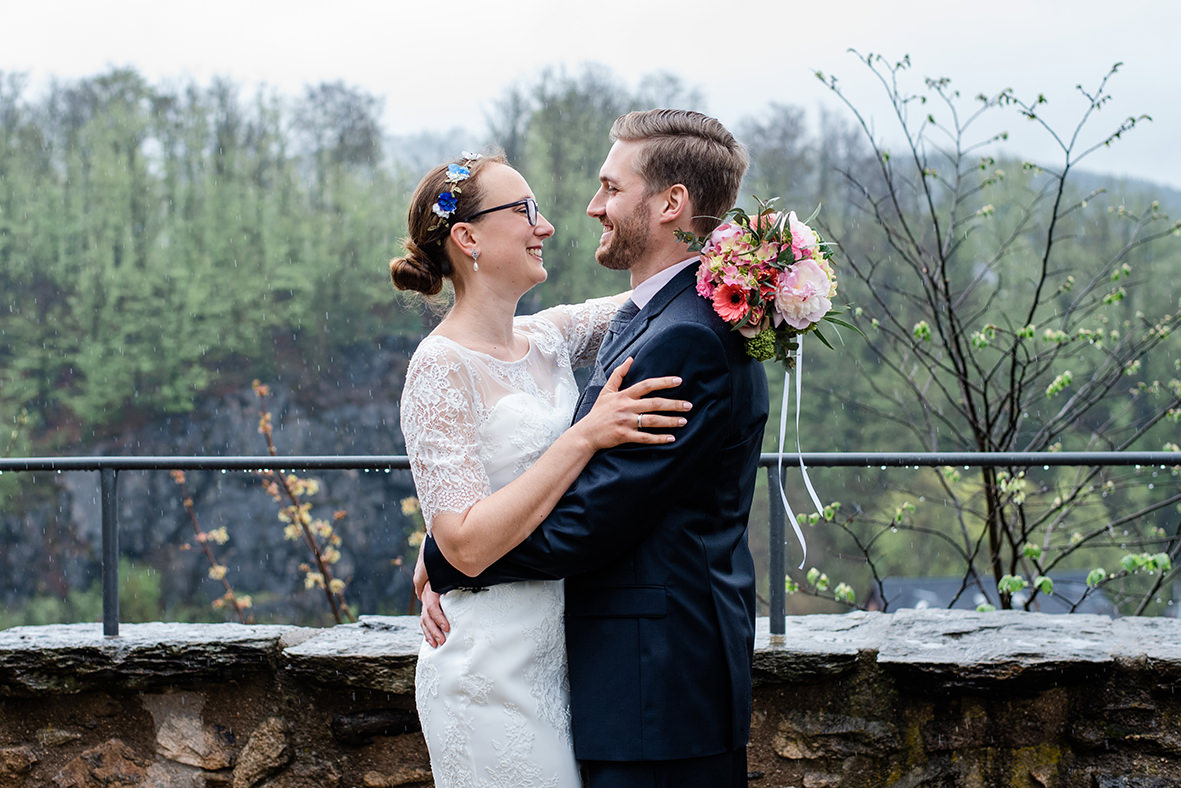 Hochzeit auf Schloss Schwarzenberg im Erzgebirge, Hochzeitsfotos im Regen, Hochzeitsfotograf im Erzgebirge und in Sachsen