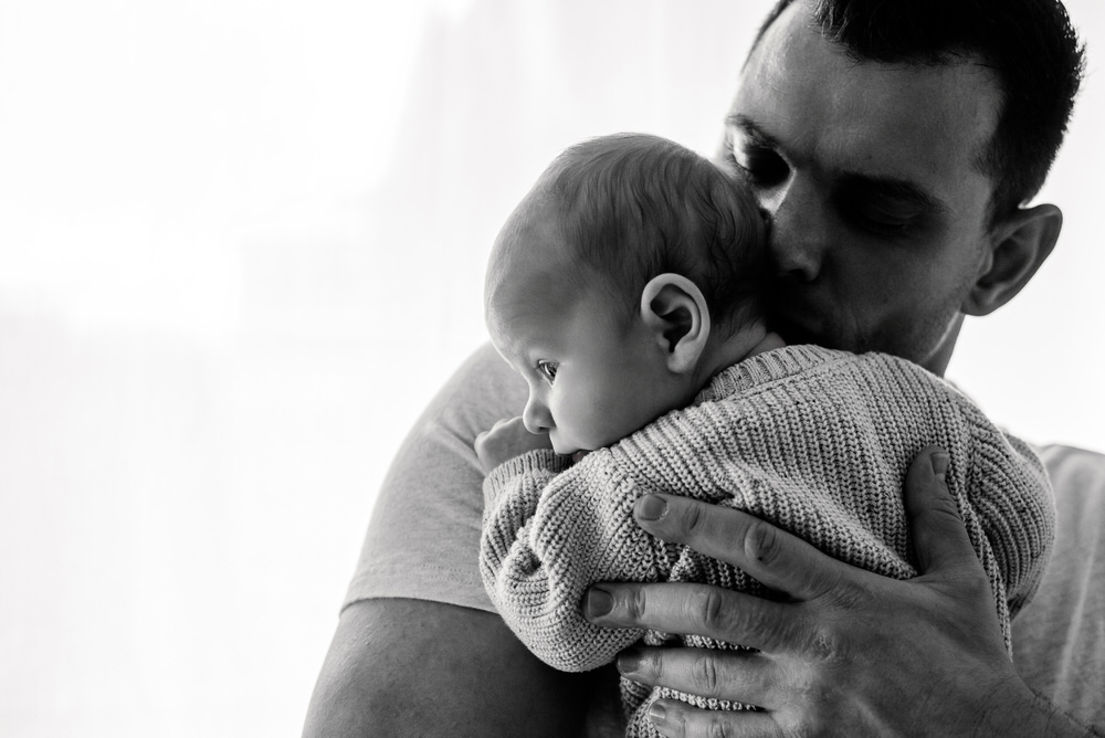 Natürliche Babyfotos bei euch zuhause im Leipziger Land in Leipzig, Markkleeberg, Borna, Zwenkau, Grimma, Taucha, Halle Saale, Babyshooting Homestory, liebevolle Neugeborenenfotos in den eigenen vier Wänden 