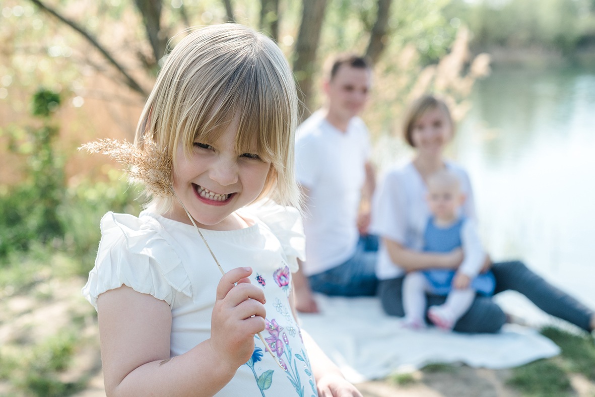 Natürliches lebendige Familienfotografie mit Familienfotos & Kinderfotos in und um Leipzig, Familien Fotohooting in Leipzig, Markkleeberg und Borna 