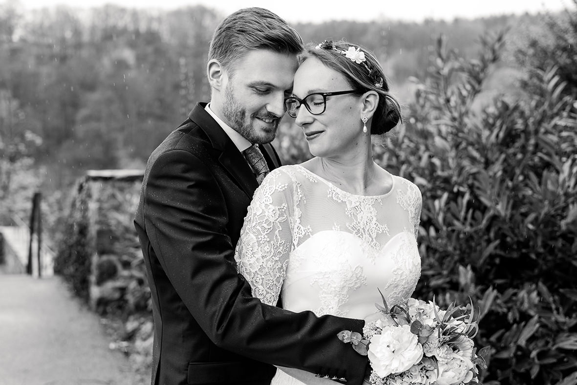 Hochzeit auf Schloss Schwarzenberg im Erzgebirge, Hochzeitsfotos im Regen, Hochzeitsfotograf in Sachsen