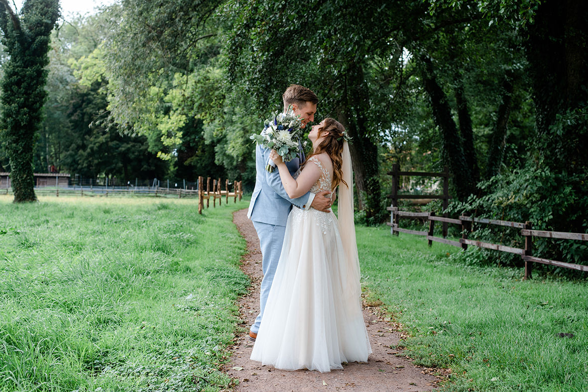 Moderne Scheunenhochzeit mit Freier Trauung in Leipzig & Umgebung, Hochzeitsfotos in Sachsen, Hochzeitsfotograf in Leipzig und Halle Saale