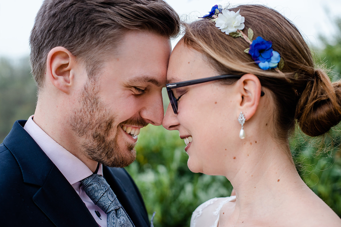 Hochzeit auf Schloss Schwarzenberg im Erzgebirge, Hochzeitsfotos im Regen, Hochzeitsfotograf in Sachsen