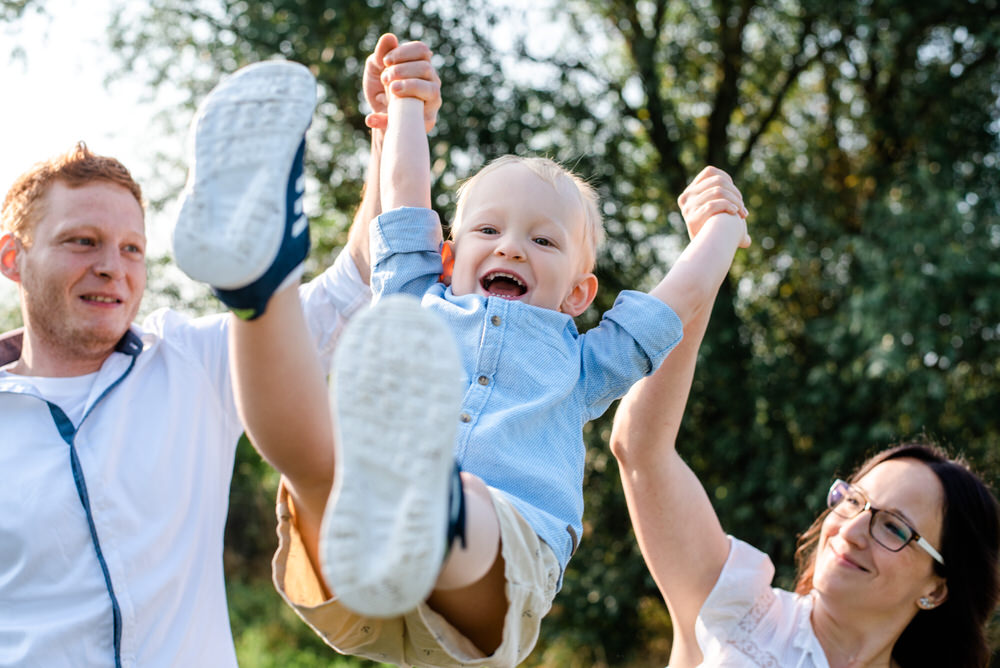 Familienfotos bei lebendigen Familien Fotoshooting in Leipzig, Borna, Markkleeberg, Umgebung und Leipziger Neuseenland