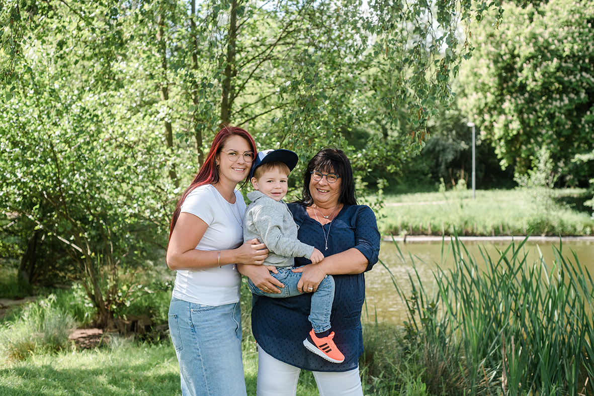 Lebendige Familienfotos in Hettstedt bei Lutherstadt Eisleben mit Fotograf für Familien aus Leipzig