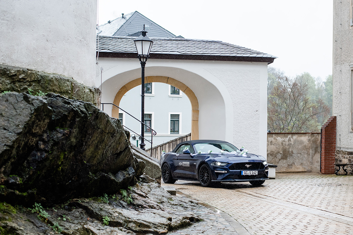 Hochzeit auf Schloss Schwarzenberg im Erzgebirge, Hochzeitsfotos im Regen, Hochzeitsfotograf in Sachsen