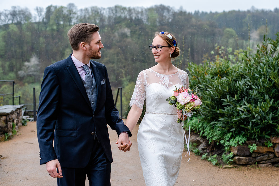 Hochzeit auf Schloss Schwarzenberg im Erzgebirge, Hochzeitsfotos im Regen, Hochzeitsfotograf in Sachsen