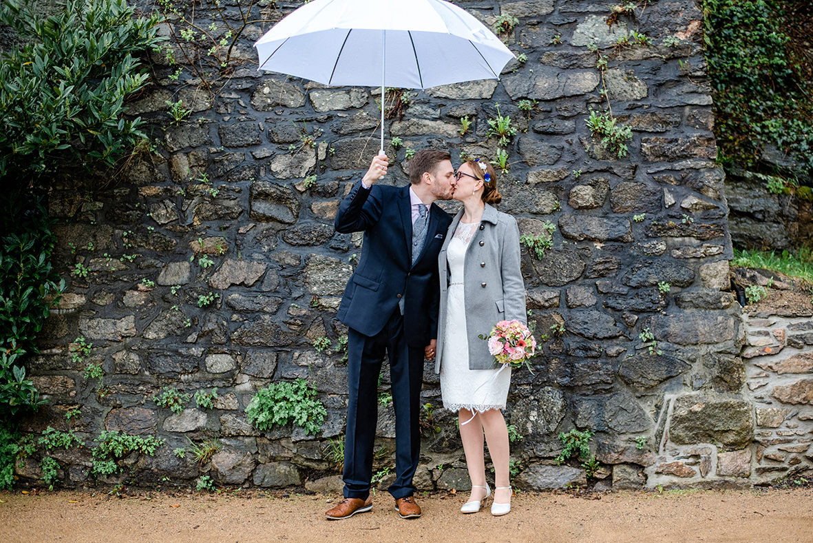 Hochzeit auf Schloss Schwarzenberg im Erzgebirge, Hochzeitsfotos im Regen, Hochzeitsfotograf in Sachsen