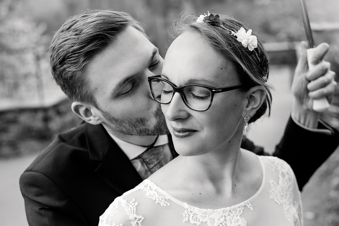 Hochzeit auf Schloss Schwarzenberg im Erzgebirge, Hochzeitsfotos im Regen, Hochzeitsfotograf in Sachsen