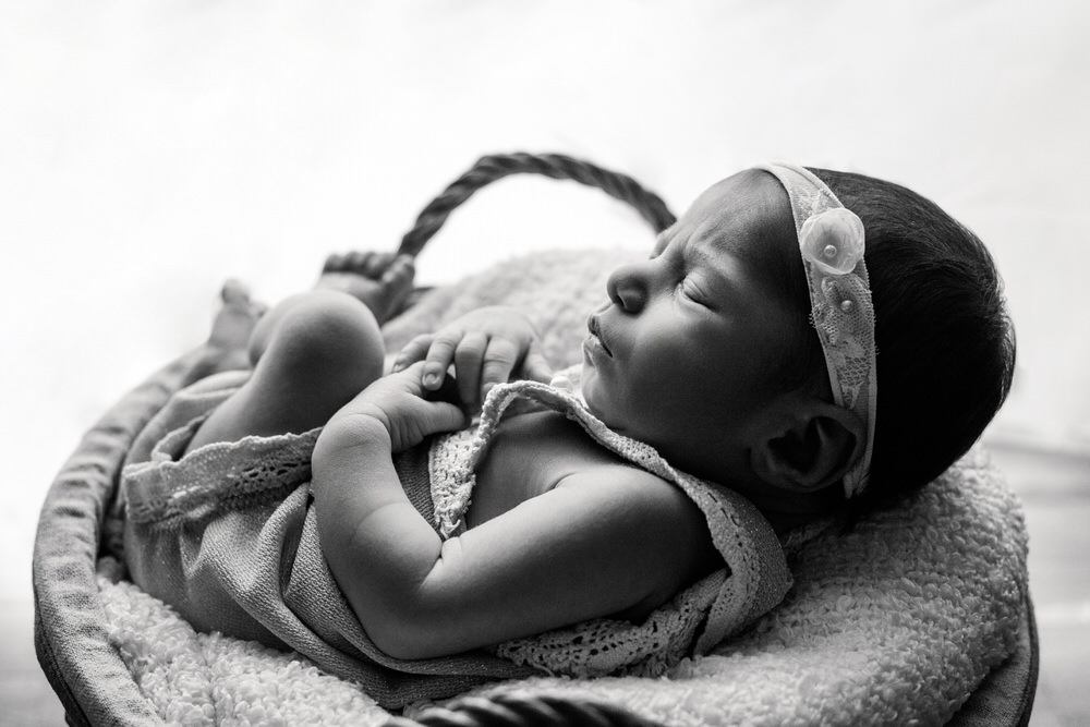 Natürliche Babyfotos bei euch zuhause im Leipziger Land in Leipzig, Markkleeberg, Borna, Zwenkau, Grimma, Taucha, Halle Saale, Babyshooting Homestory, liebevolle Neugeborenenfotos in den eigenen vier Wänden 