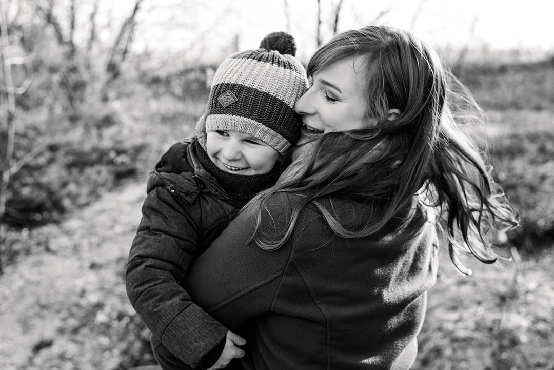 Natürliches lebendige Familienfotografie mit Familienfotos & Kinderfotos in und um Leipzig, Familien Fotohooting in Leipzig, Markkleeberg und Borna 