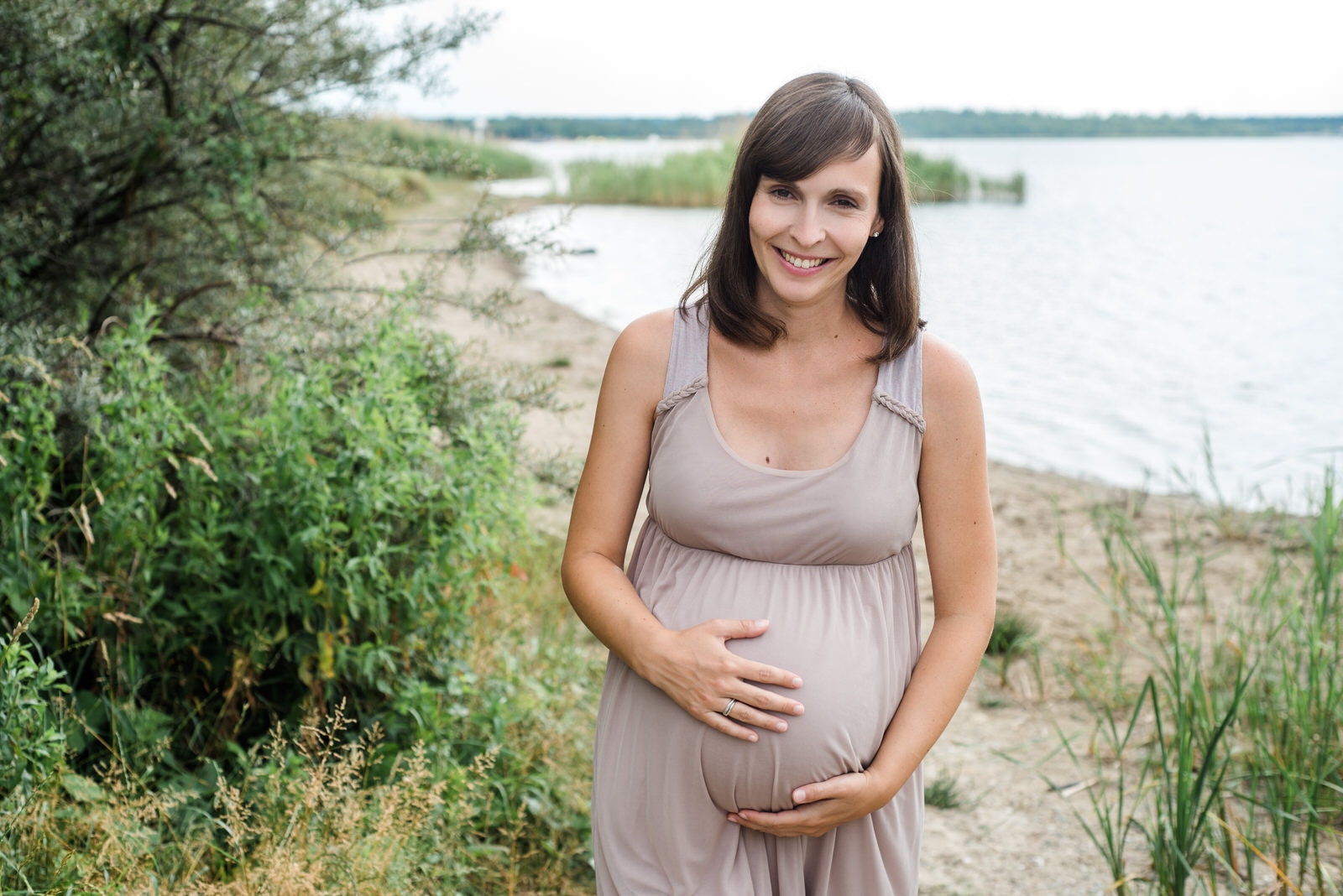 Babybauch Fotoshooting in und um Leipzig, Schwangerschaft Fotoshooting am See