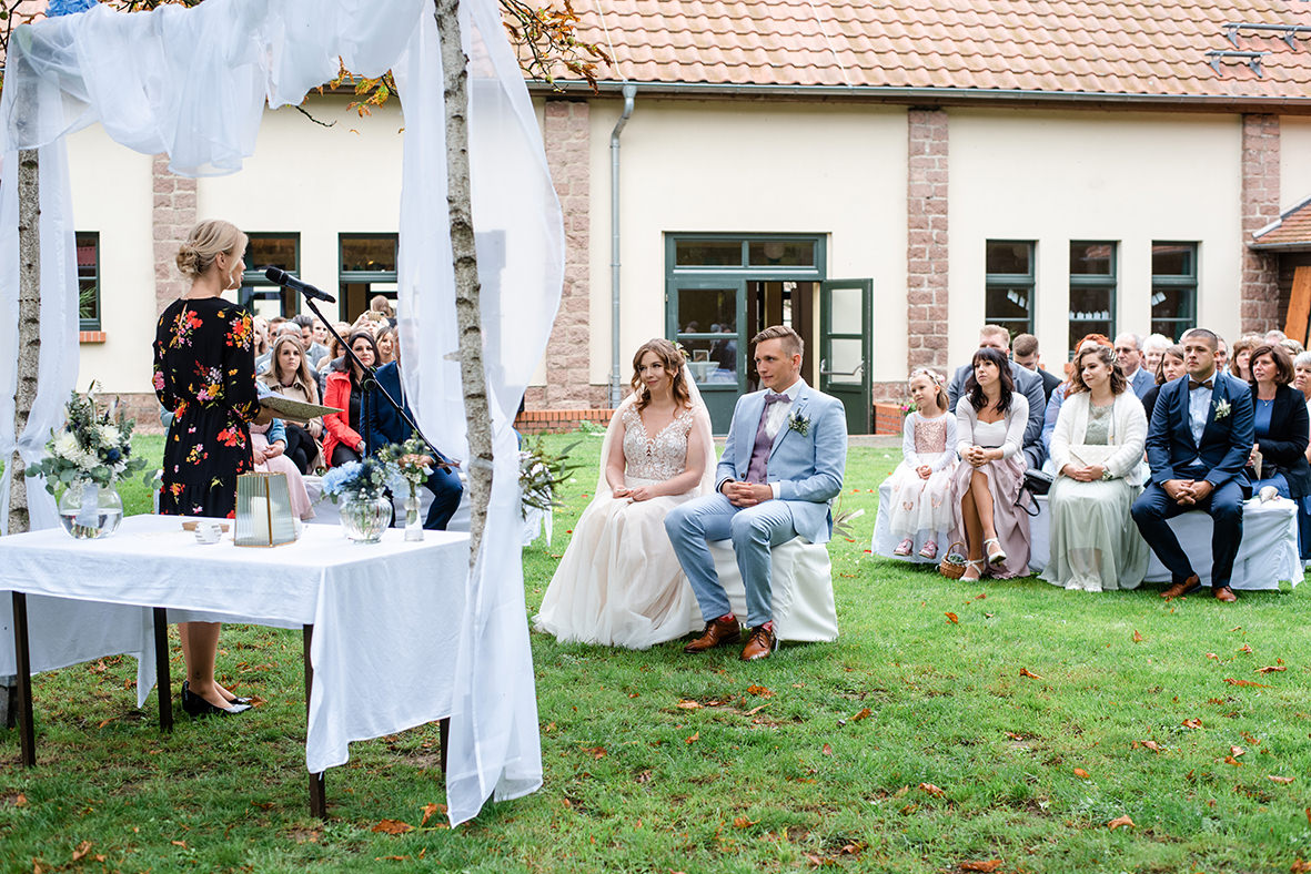 Moderne Scheunenhochzeit mit Freier Trauung in Leipzig & Umgebung, Hochzeitsfotos in Sachsen, Hochzeitsfotograf in Leipzig und Halle Saale