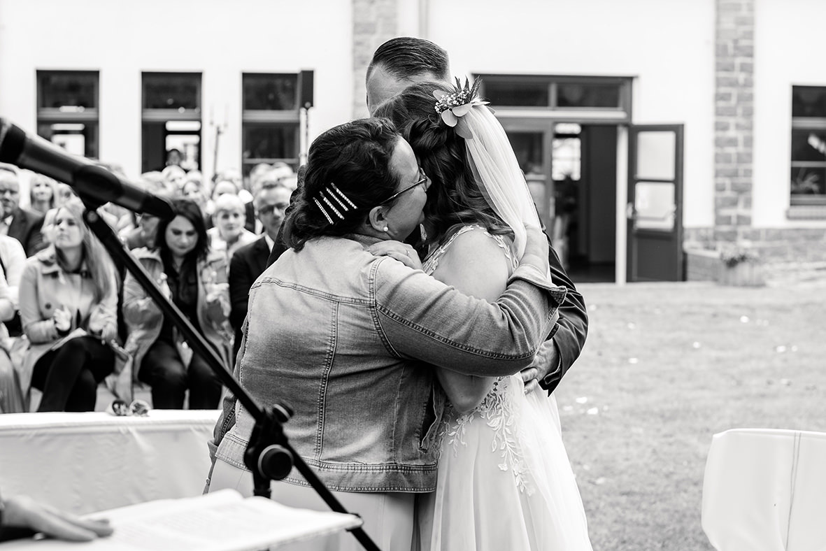 Moderne Scheunenhochzeit mit Freier Trauung in Leipzig & Umgebung, Hochzeitsfotos in Sachsen, Hochzeitsfotograf in Leipzig und Halle Saale