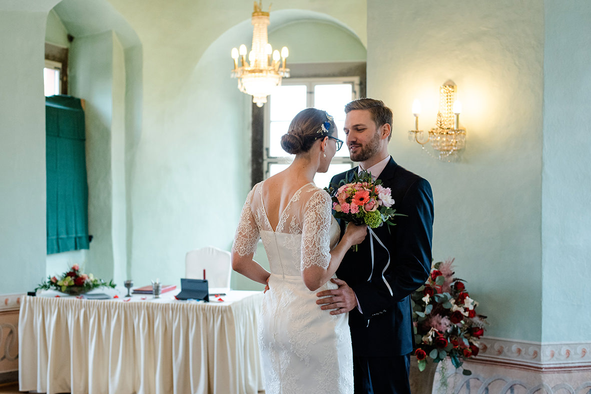 Hochzeit auf Schloss Schwarzenberg im Erzgebirge, Hochzeitsfotos im Regen, Hochzeitsfotograf im Erzgebirge und in Sachsen