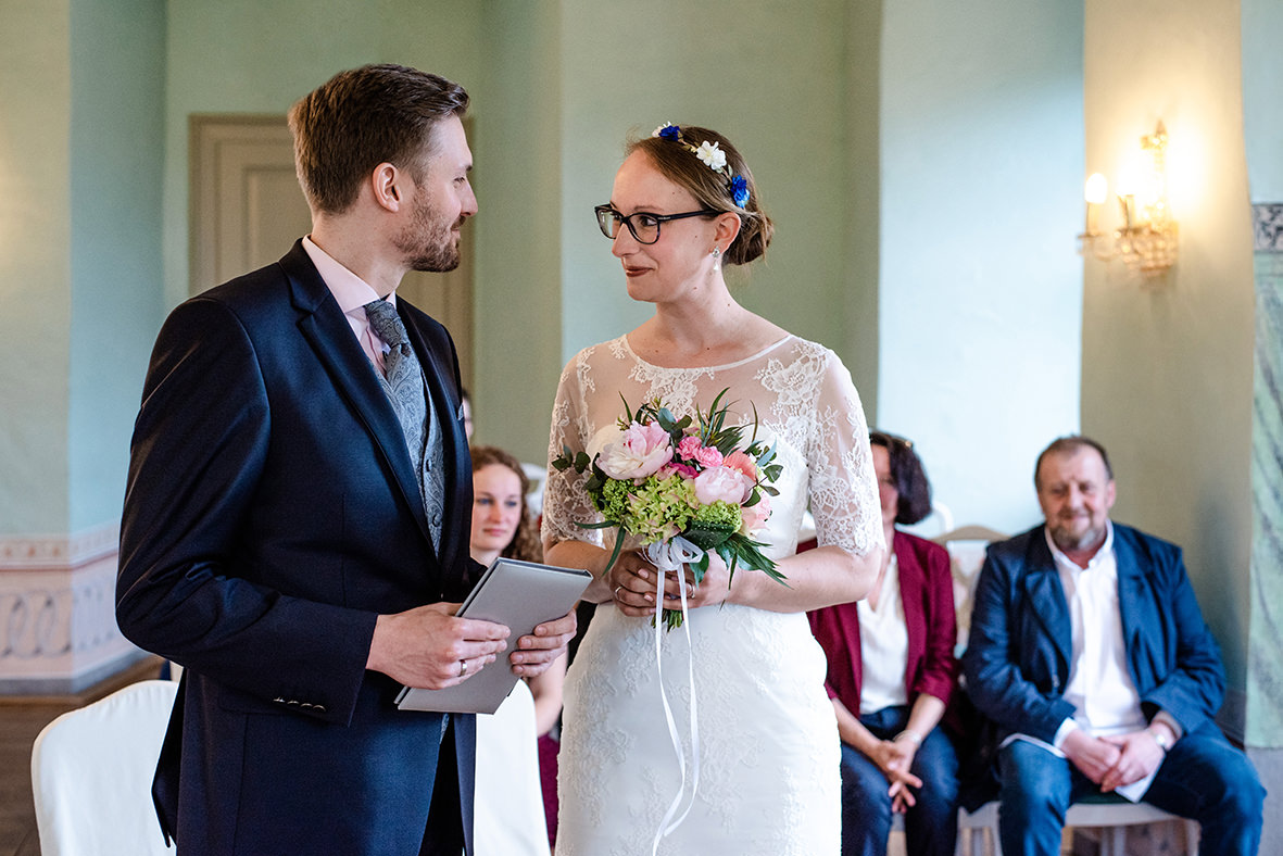 Hochzeit auf Schloss Schwarzenberg im Erzgebirge, Hochzeitsfotos im Regen, Hochzeitsfotograf im Erzgebirge und in Sachsen