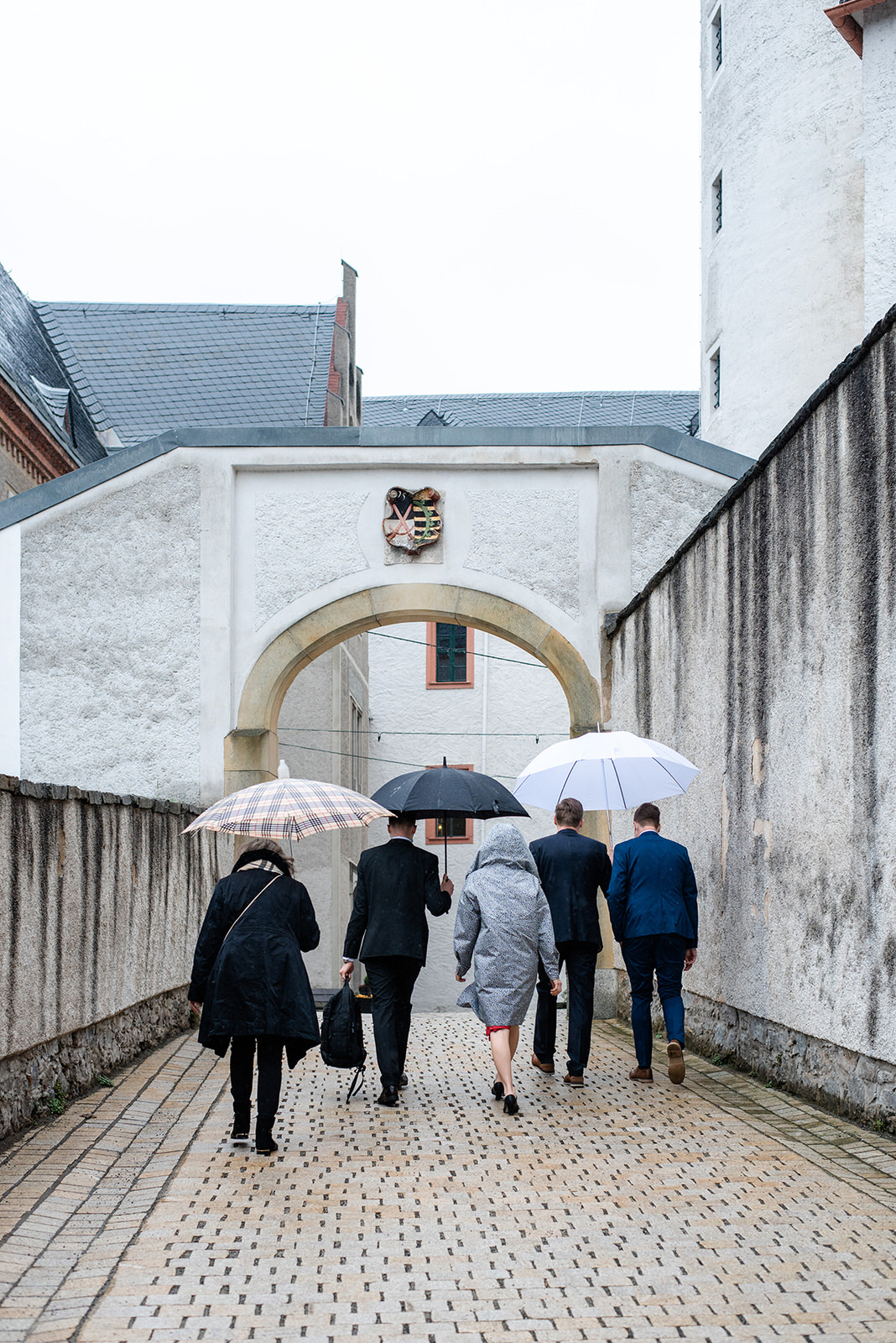 Hochzeit auf Schloss Schwarzenberg im Erzgebirge, Hochzeitsfotos im Regen, Hochzeitsfotograf in Sachsen