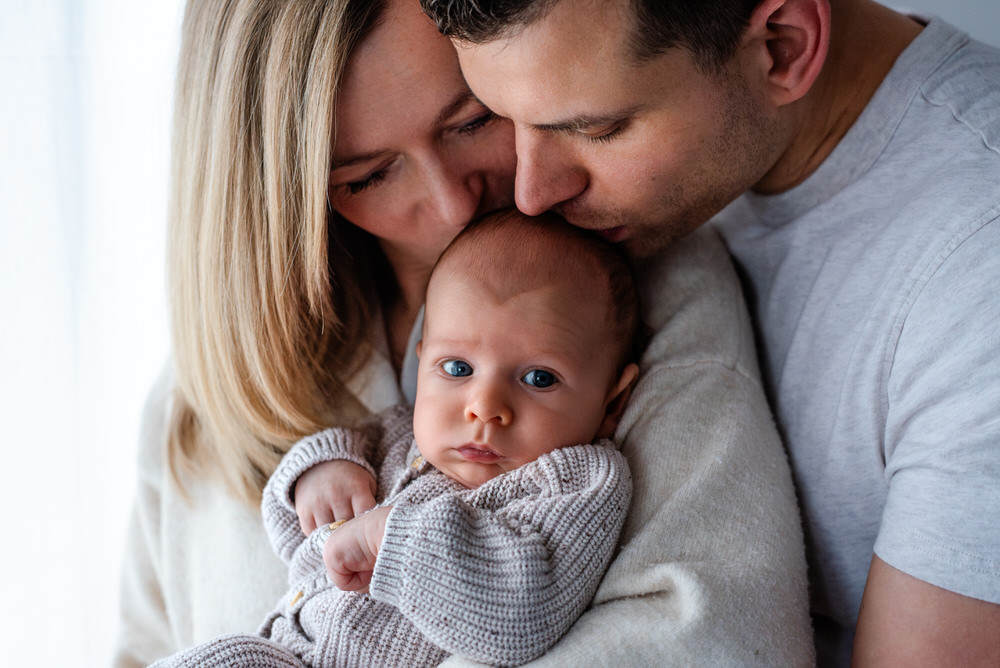 Natürliche Babyfotos bei euch zuhause im Leipziger Land in Leipzig, Markkleeberg, Borna, Zwenkau, Grimma, Taucha, Halle Saale, Babyshooting Homestory, liebevolle Neugeborenenfotos in den eigenen vier Wänden 