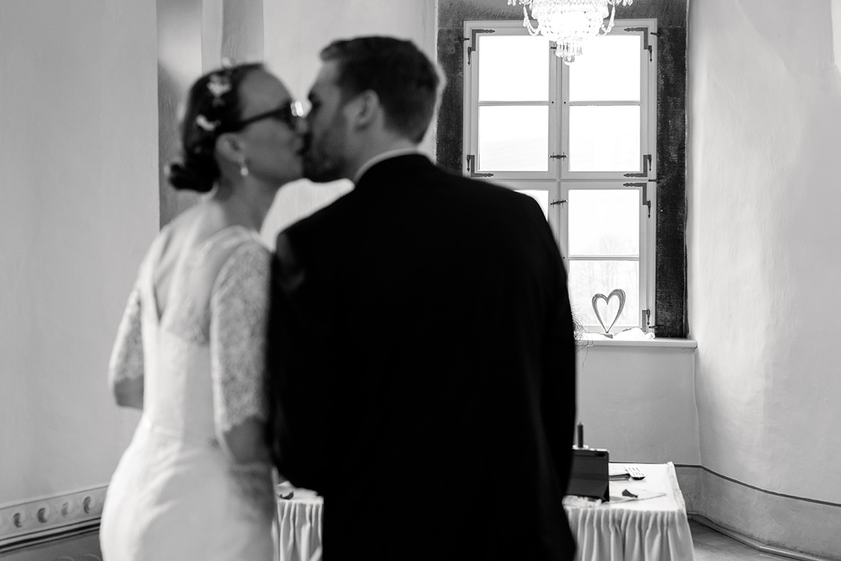Hochzeit auf Schloss Schwarzenberg im Erzgebirge, Hochzeitsfotos im Regen, Hochzeitsfotograf in Sachsen