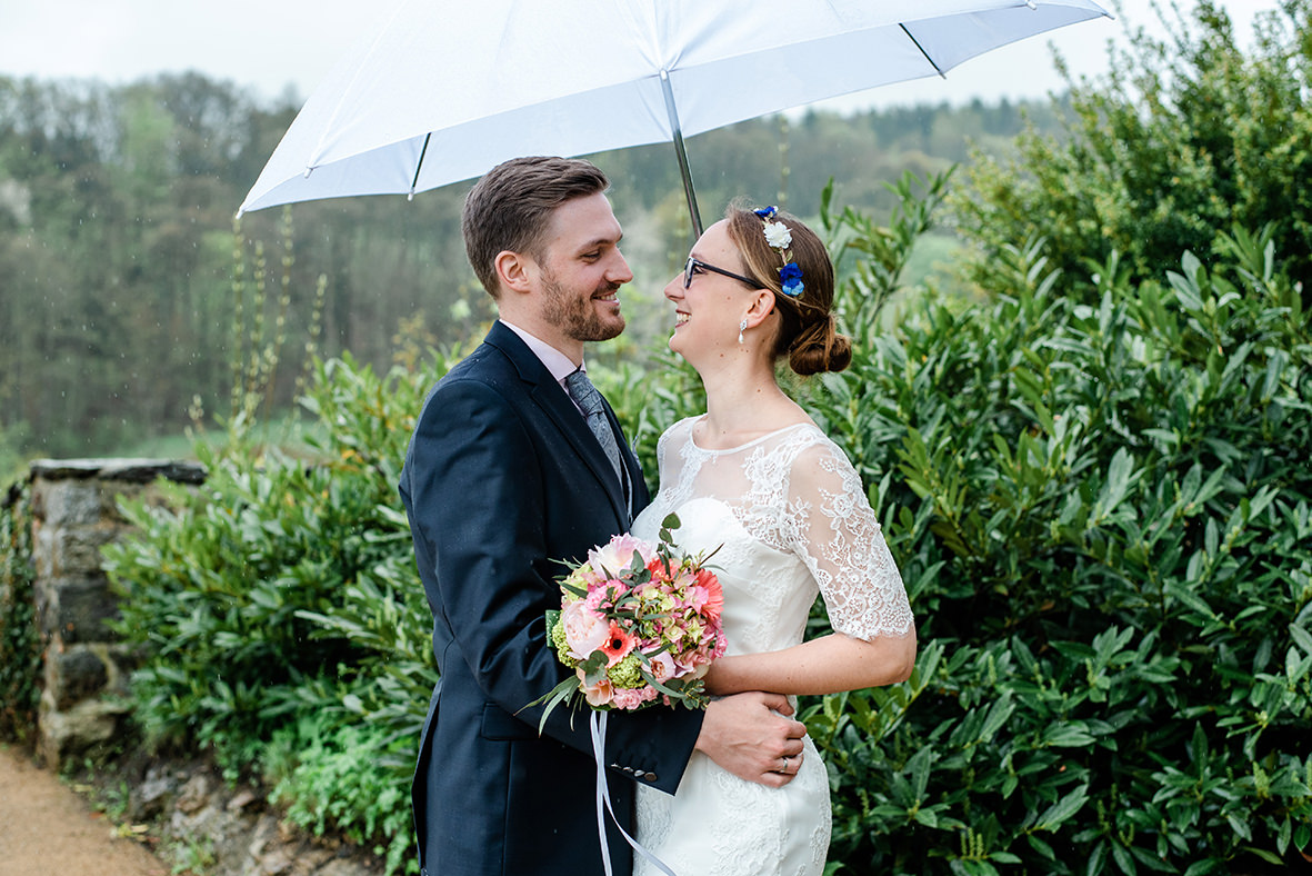 Hochzeit auf Schloss Schwarzenberg im Erzgebirge, Hochzeitsfotos im Regen, Hochzeitsfotograf in Sachsen