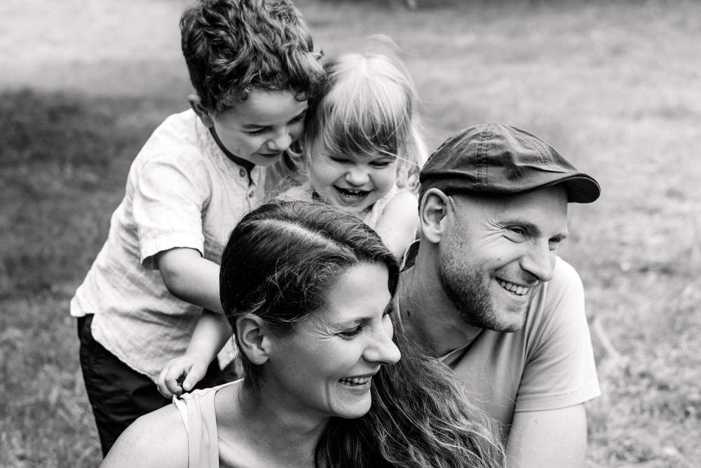 Familienfotos bei lebendigen Familien Fotoshooting in Leipzig, Borna, Markkleeberg, Umgebung und Leipziger Neuseenland
