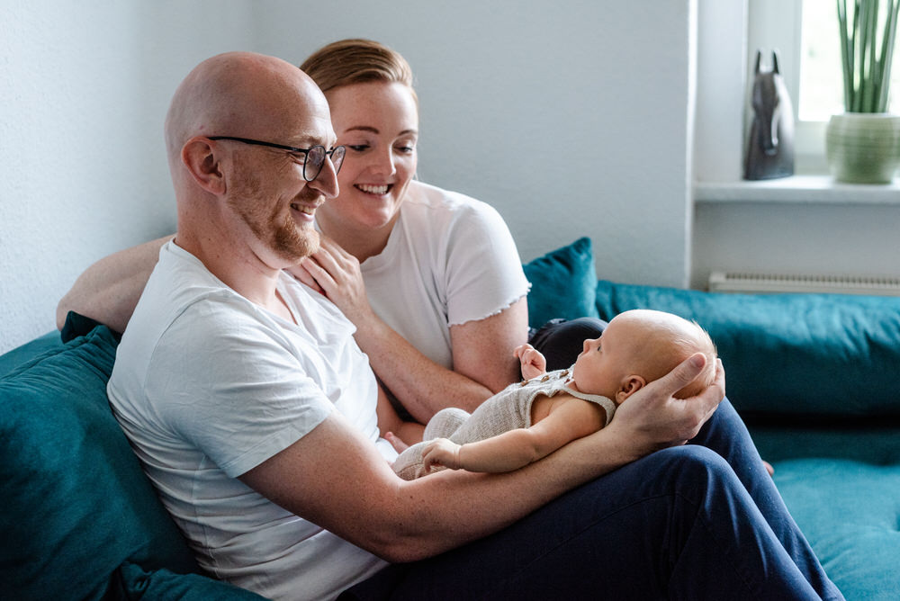 Natürliche Babyfotos bei euch zuhause im Leipziger Land in Leipzig, Markkleeberg, Borna, Zwenkau, Grimma, Taucha, Halle Saale, Babyshooting Homestory, liebevolle Neugeborenenfotos in den eigenen vier Wänden 