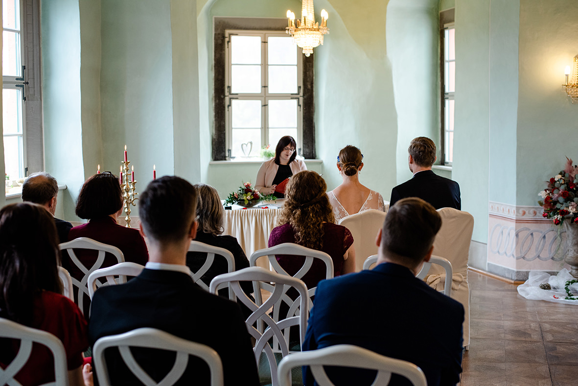 Hochzeit auf Schloss Schwarzenberg im Erzgebirge, Hochzeitsfotos im Regen, Hochzeitsfotograf in Sachsen